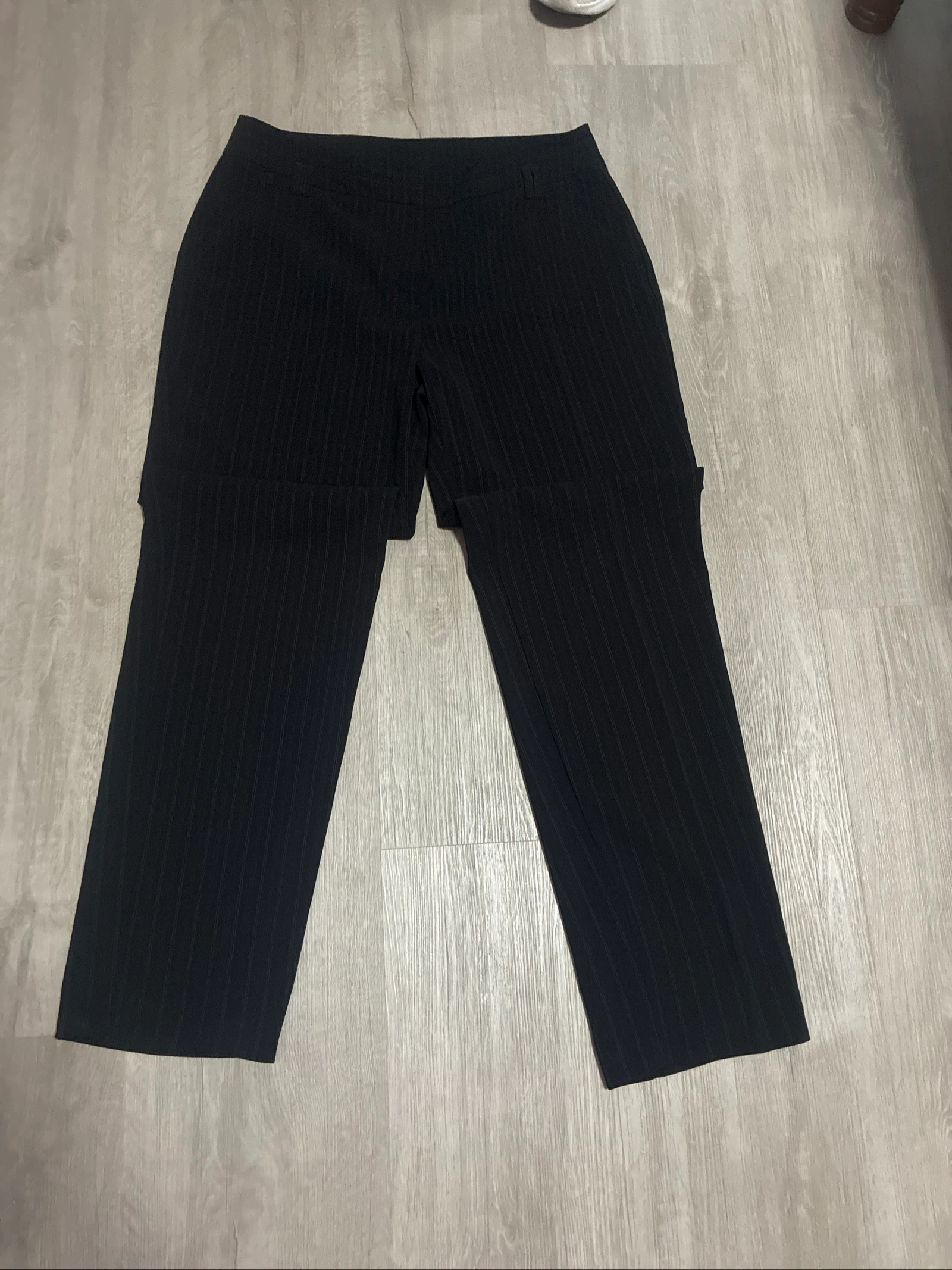 Pantalón negro que pequeñas rayas en blanco talla 46XL